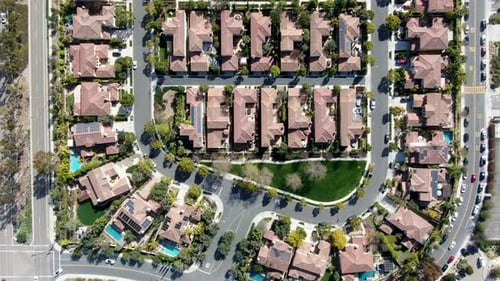 Luftaufnahme der Vorstadtgegend mit identischen Villen nebeneinander. San Diego, Kalifornien