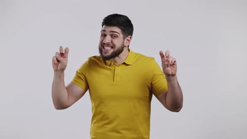Hübscher Mann zeigt mit Händen und zwei Finger Air Quotes Geste Bend Finger isoliert auf weiß