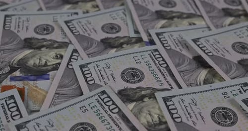 Ein Stapel Bargeld, der Haufen von Hundert-Dollar-Scheinen, Geld