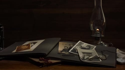 Álbum de fotos con retratos familiares y cámara antigua