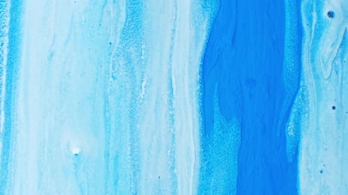 Blau-weiße bunte Acrylfarbe. Fantastische Oberfläche mit Chaotic Motion Liquid. Ansicht von oben. Makro