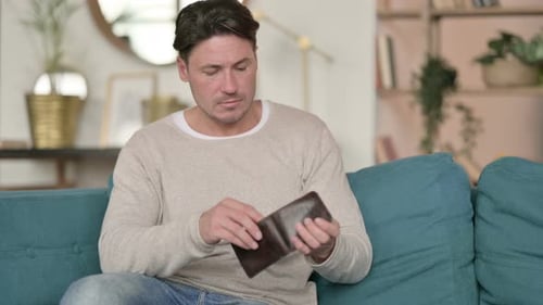 Kaputtes Portemonnaie für Männer mittleren Alters, leer, zu Hause
