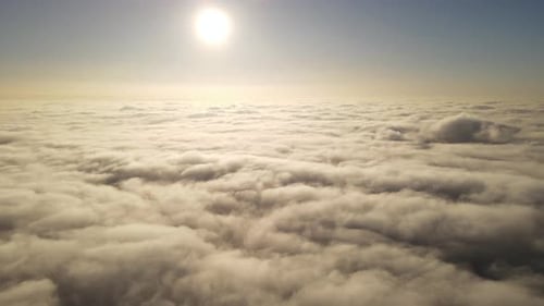Luftaufnahme des Sonnenaufgangs über den Wolken