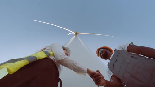 Teamwork eines Mitarbeiters der Windmill Engineer Group beim Händeschütteln vor Ort bei Wind