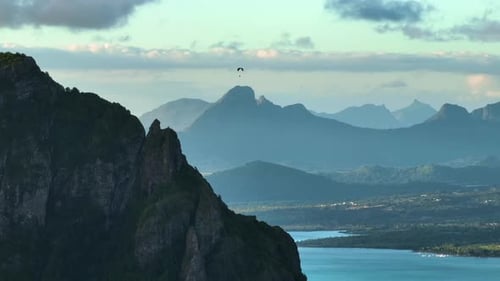 Malerische Landschaft Wilde Natur Tropische Insel mit felsigen Bergen, bewachsenem dichtem grünem Dschungelbaum