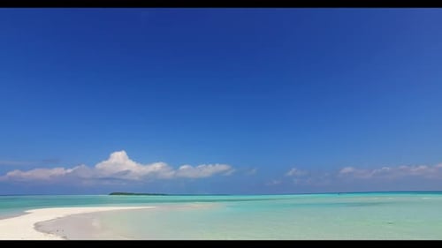 Vue aérienne, vue de dessus, nature paradisiaque, vacances à la plage au bord de l'océan bleu aquatique avec fond de sable éclatant.