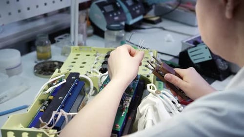 Fabrication manuelle d'un appareil complexe en usine