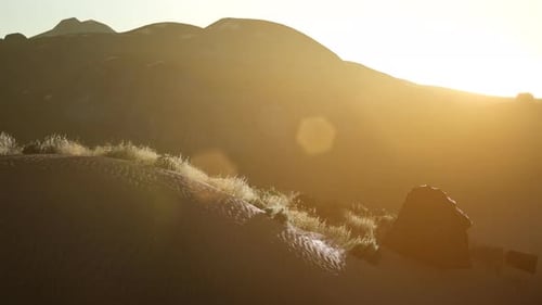 Puesta de sol sobre los campos del valle