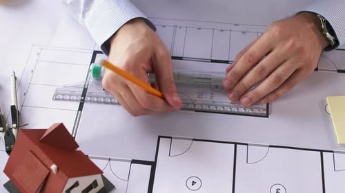 Architektenhände mit Lineal messen Blaupause