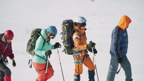 Touristengruppe folgt einander auf Schneeschuhen und Ausrüstung entlang des Weges