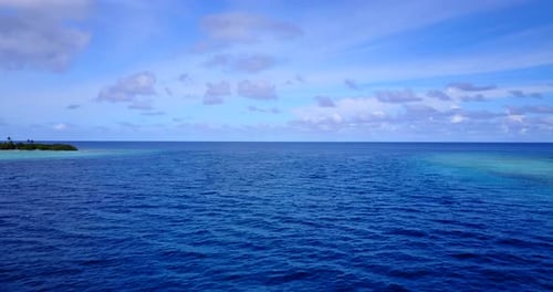 Vista de isla voladora de lujo de una playa paradisíaca de arena blanca y fondo de agua azul en colores