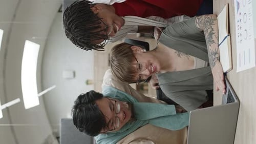 Três empresários diversos olhando para a tela do computador