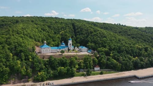 Monastère de Makaryev avec statue chrétienne en Russie, Kazan - Green Forest