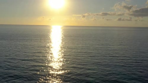 Luftaufnahme des Atlantischen Ozeans vor dem Hintergrund eines wunderschönen Sonnenuntergangs