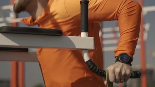 Fitter Mann trainiert