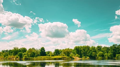 Hyperlapse Sommer Bewölkter Himmel über Sommer Fluss Landschaft See