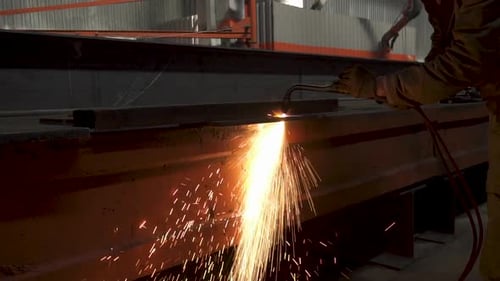 Corte manual de metal, flujo de chispas y antorcha de llama sobre fondo oscuro, primer plano
