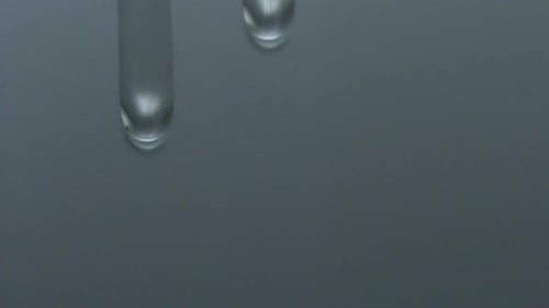 Goteo de agua sobre el cristal de la ventana, cámara lenta