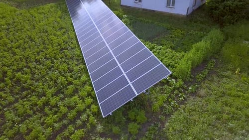 Paneles solares azules para energía limpia en césped verde.