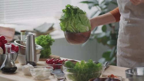 Köchin zeigt Essen und erklärt Rezept vor der Kamera