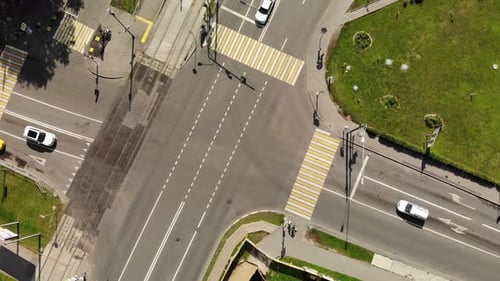 Vue aérienne Laps de temps d'un carrefour routier en ville avec des voitures. Intersection dans une petite ville
