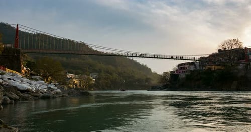 Lapso de tempo em Rishikesh, cidade sagrada e destino de viagem na Índia