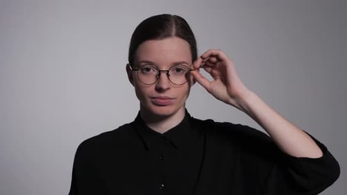 El estudiante ajusta las gafas