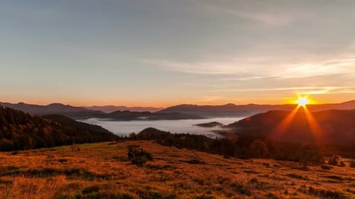 Misty Dawn in den Bergen. Wunderschöne Frühlingslandschaft