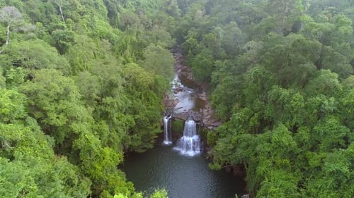 Mit Wasserfall über den Dschungel fliegen