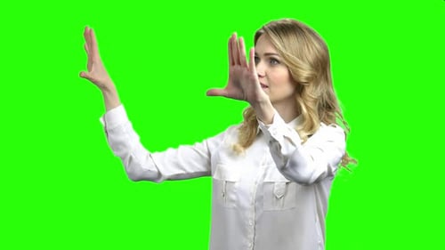Joven mujer de negocios trabajando en una pantalla virtual
