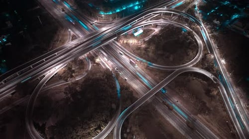 4K : Un Drone Hyperlapse a tiré au-dessus d'une route de jonction à plusieurs niveaux.