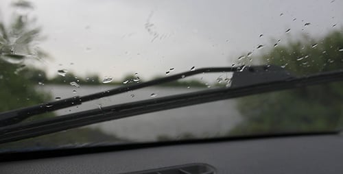 Regen auf Auto-Windschutzscheibe