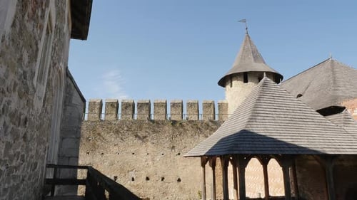 Im Innenhof einer Festung