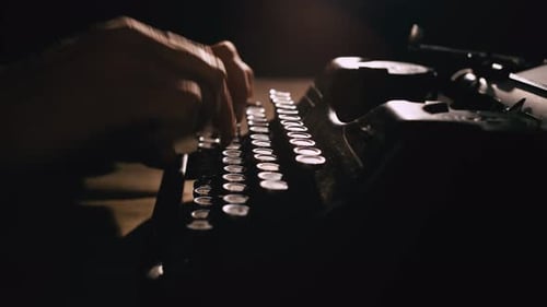 Hände tippen auf einer Schreibmaschine.