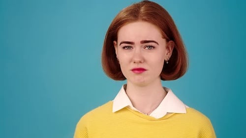La modelo interpreta emociones tristes