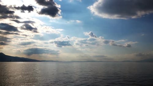 Das Meer und die weichen Wolken im Zeitraffer