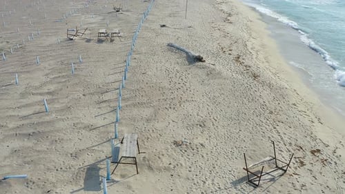 Vue Drone d'une belle plage de sable avec de l'eau claire à l'aube