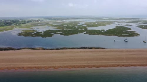 Imágenes aéreas volando en un día frío y nublado en Bournemouth en el acantilado sur junto al océano