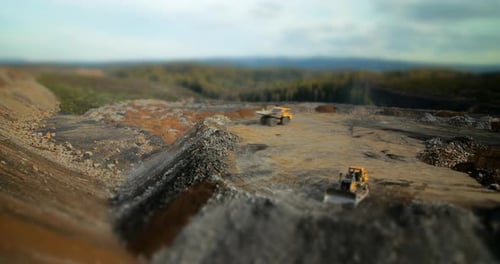 Timelapse Tilt-Shift Muldenkipper verschütten eine Erde und Steine