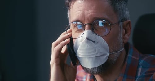 Hombre con máscara facial con llamada telefónica