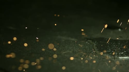 Des étincelles au Ralenti à 1500 images par seconde sur une surface réfléchissante - SPARKS PHANTOM 032