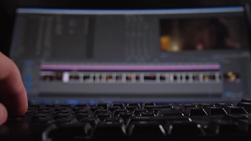 Nahaufnahme: Computertastatur: Die Hand eines Mannes klickt auf die Tasten