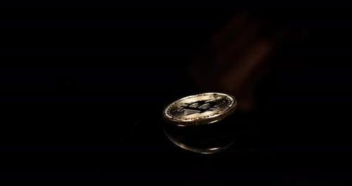 Bitcoins auf schwarzem Hintergrund, Zeitlupe 4K