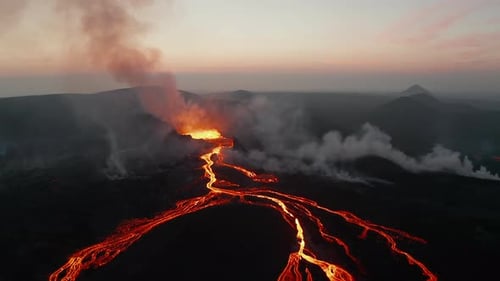 Vista aérea panorâmica da paisagem matinal com fluxos de lava derretida
