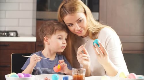 Família decorando ovos de páscoa