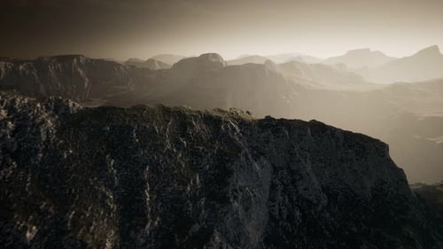 Dramático cielo sobre escalones en una montaña.