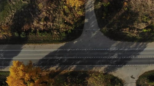 Vue du transport depuis les airs. Vue aérienne de la route goudronnée.