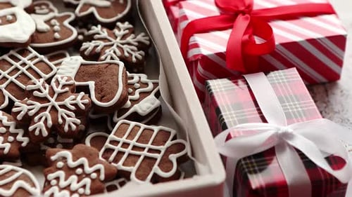 Délicieux biscuits en pain d'épices décorés de Noël frais placés dans une caisse en bois