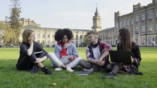 Schüler auf dem Rasen