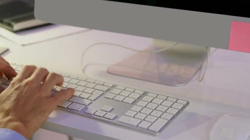 Geschäftsmann arbeitet am Computer